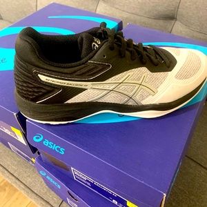 Women’s volleyball shoes size 9